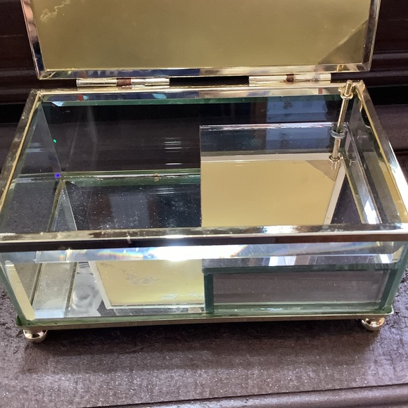 Nativity Scene Music Box Glass with Gold Accents & Mirrored inside - Picture 4 of 6